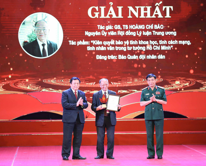 Đại tướng Phan Văn Giang, Ủy viên Bộ Chính trị, Bộ trưởng Bộ Quốc phòng và ông Nguyễn Xuân Thắng, Ủy viên Bộ Chính trị, Giám đốc Học viện Chính trị quốc gia Hồ Chí Minh, Chủ tịch Hội đồng Lý luận Trung ương trao giải Nhất cho Giáo sư, tiến sỹ Hoàng Chí Bảo. (Ảnh: Thanh Tùng/TTXVN) Tổng kết, trao giải cuộc thi viết Bảo vệ nền tảng tư tưởng của Đảng ảnh 1