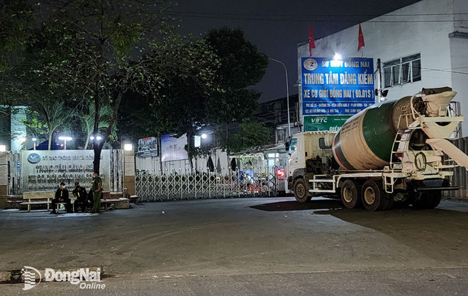 Lực lượng công an có mặt tại Trung tâm Đăng kiểm xe cơ giới Đồng Nai vào tối 26/4. (Nguồn: Báo Đồng Nai) Đồng Nai: Bắt khẩn cấp Giám đốc Trung tâm đăng kiểm xe cơ giới 60-01S ảnh 2