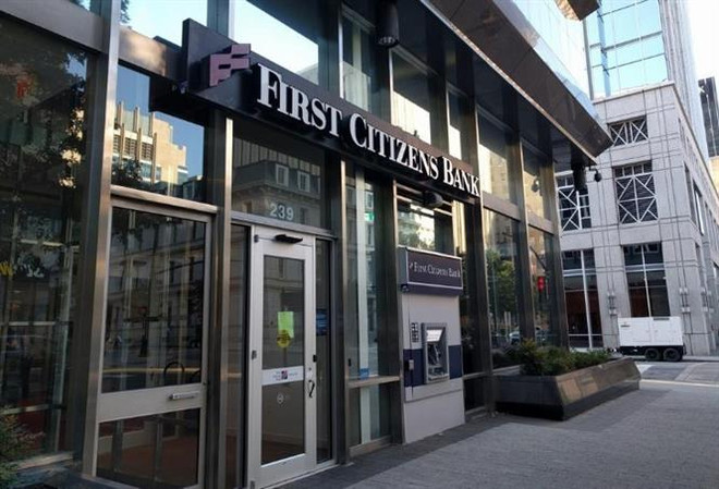 Chi nhánh Ngân hàng First Citizens ở Raleigh, tiểu bang Bắc Carolina (Mỹ). (Ảnh: Bizjournals/TTXVN) Giới đầu tư "thở phào" phần nào với thương vụ First Citizens-SVB ảnh 1