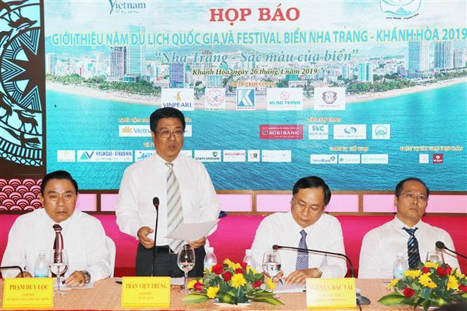 Ông Trần Việt Trung- Giám đốc Sở Du lịch Khánh Hòa trả lời các câu hỏi của phóng viên tại buổi họp báo. (Ảnh: Tiên Minh/TTXVN) Festival Biển Nha Trang 2019: Hấp dẫn với 'Sắc màu của biển' ảnh 2