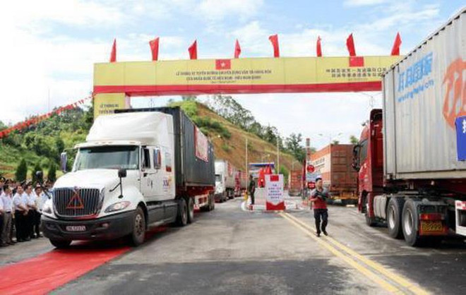 Các xe vận tải xuất nhập khẩu hàng hóa lưu thông trên tuyến đường mới tại Cửa khẩu Quốc tế Hữu Nghị. (Ảnh: Thái Thuần/TTXVN) Giải quyết ùn ứ hàng xuất khẩu tại Cửa khẩu Quốc tế Hữu Nghị ảnh 1