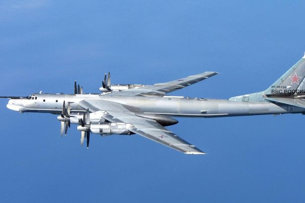 [Photo] Chiến đấu cơ Anh áp sát máy bay ném bom Nga ảnh 4