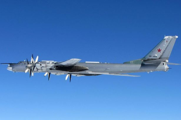 [Photo] Chiến đấu cơ Anh áp sát máy bay ném bom Nga ảnh 3