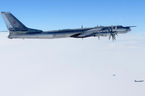 [Photo] Chiến đấu cơ Anh áp sát máy bay ném bom Nga ảnh 2