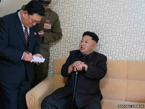 Ông Kim Jong-un chống gậy trong lần tái xuất sau hơn một tháng ảnh 1