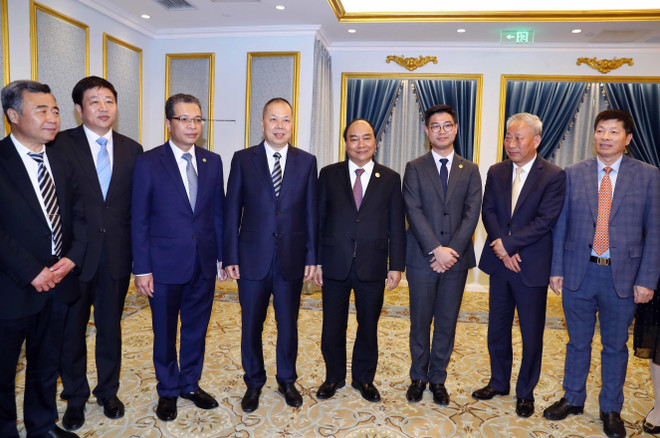 Thủ tướng Nguyễn Xuân Phúc tiếp lãnh đạo các doanh nghiệp hàng đầu trong lĩnh vực cơ sở hạ tầng của Trung Quốc. (Ảnh: Thống Nhất/TTXVN) Thủ tướng Nguyễn Xuân Phúc gặp gỡ các doanh nghiệp hàng đầu Trung Quốc ảnh 1