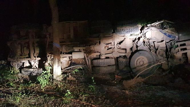 Bình Phước: Giải cứu tài xế mắc kẹt trong cabin sau tai nạn ảnh 1