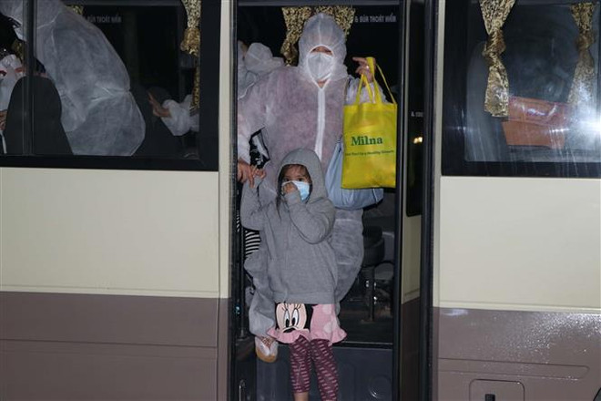 Dịch COVID-19: Đưa hơn 240 công dân Việt Nam từ Singapore về nước ảnh 1