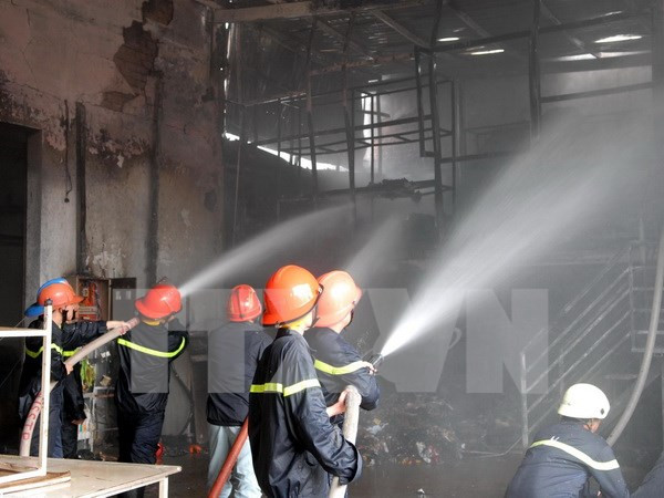 Dập tắt vụ hỏa hoạn lớn tại khu công nghiệp Tây Bắc Đồng Hới ảnh 1