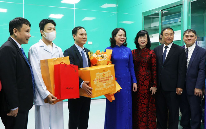 ttxvn_pho_chu_tich_nuoc_vo_thi_anh_xuan_du_ky_niem_130_nam_thanh_lap_benh_vien_trung_uong_hue_1212-3.jpg