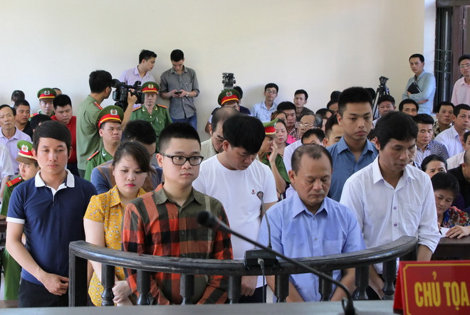 Nguyễn Ngọc Minh và các bị cáo nghe toà tuyên án tại phiên xét xử sơ thẩm Tòa án nhân dân tỉnh Bắc Ninh ngày 2/6. (Ảnh: Thái Hùng/TTXVN) Phó Thủ tướng Trương Hòa Bình đề nghị xem xét vụ xử Minh Sâm ảnh 1