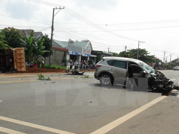 Xe con đâm đuôi xe tải chở rác, 2 công nhân môi trường tử vong ảnh 1