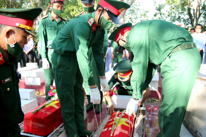 An táng hài cốt liệt sỹ. (Ảnh: Nguyễn Thanh/TTXVN) Tỉnh Bình Thuận tổ chức truy điệu và an táng hài cốt liệt sỹ ảnh 2