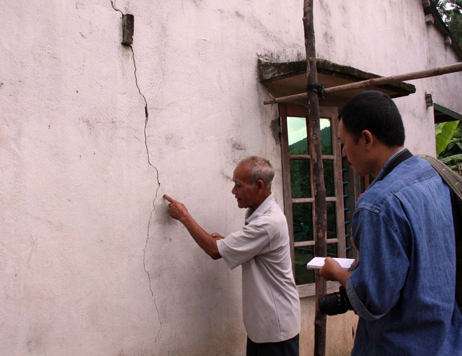 Một số trận động đất đã làm tường nhà của người dân tại khu vực huyện Bắc Trà My, tỉnh Quảng Nam bị rạn nứt. (Ảnh: TTXVN) “Mỗi ngày trên cả nước xảy ra hàng chục trận động đất nhỏ" ảnh 2