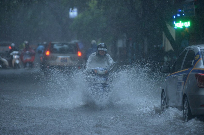 Đường phố Hà Nội giảm bớt cảnh ùn tắc nguy hiểm khi bão về ảnh 2