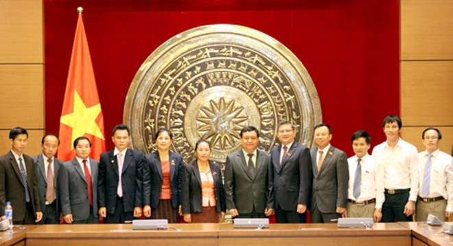 Việt Nam-Lào trao đổi kinh nghiệm tổ chức và hoạt động HĐND ảnh 1