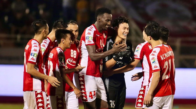 Bùi Tiến Dũng xuất sắc cản phá luân lưu đưa TP.HCM vào tứ kết ảnh 1