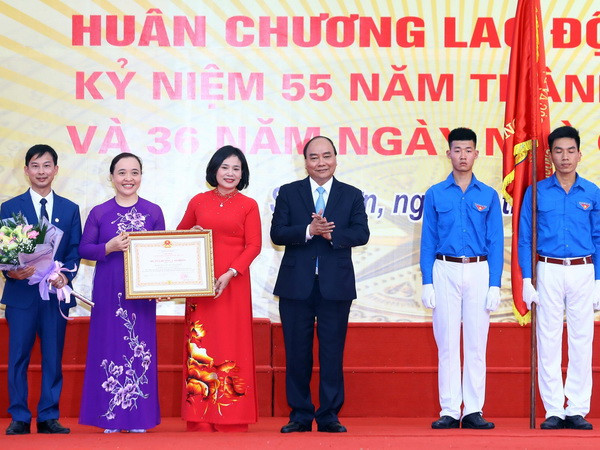Thủ tướng Nguyễn Xuân Phúc trao tặng Huân chương Lao động hạng Nhì của Chủ tịch nước cho Trường THPT Đa Phúc. (Ảnh: Thống Nhất/TTXVN) Thủ tướng Nguyễn Xuân Phúc về thăm Trường THPT Đa Phúc ảnh 1