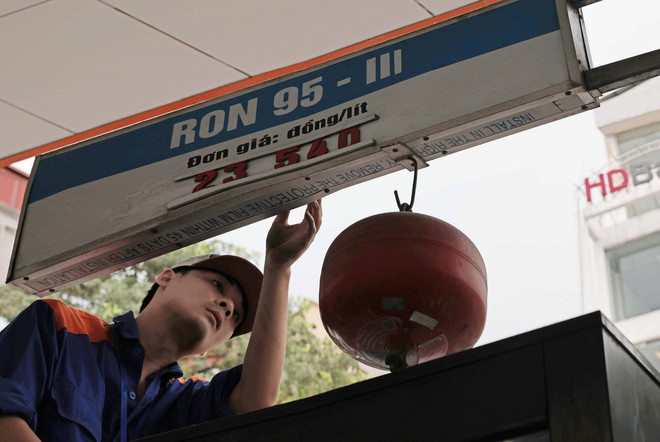 Điều chỉnh giá bán xăng, dầu tại một cửa hàng Petrolimex trên địa bàn Hà Nội. (Ảnh: Trần Việt/TTXVN) TTXVN_3007xangdau1.jpg