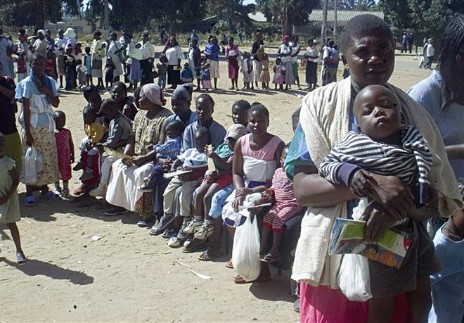 Các bà mẹ đưa con nhỏ đi tiêm vaccine phòng sởi tại Harare, Zimbabwe. (Ảnh: AFP/TTXVN) Zimbabwe: Dịch sởi bùng phát khiến hàng trăm người không qua khỏi ảnh 1