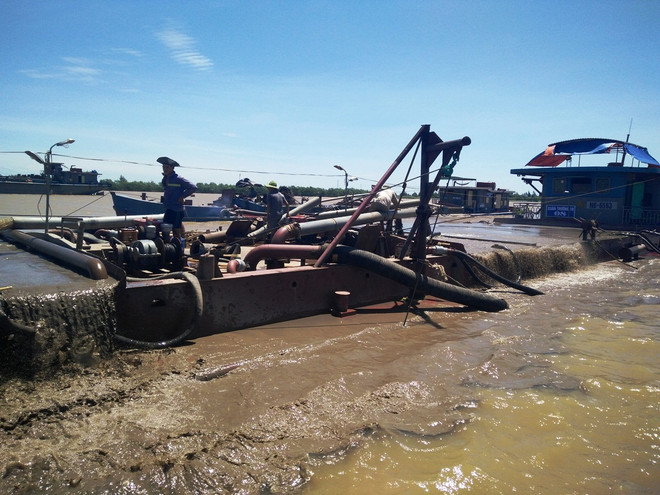 “Tàu ma” tưng bừng đục khoét lòng sông trước cửa biển Ba Lạt ảnh 1