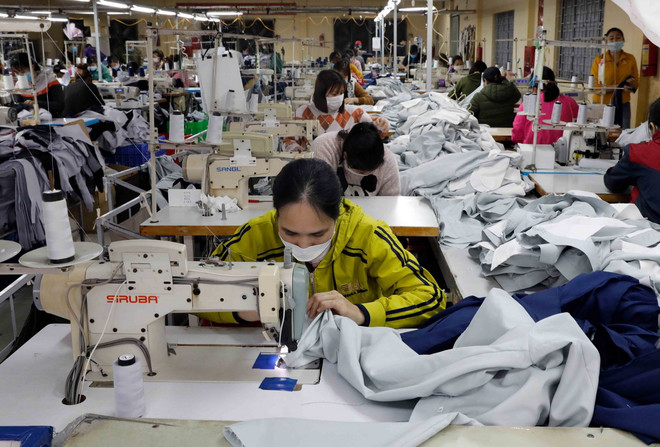 May quần áo xuất khẩu tại Công ty cổ phần May xuất khẩu Gia Tộc, huyện Lý Nhân, tỉnh Hà Nam. (Ảnh: Trần Việt/TTXVN) ttxvn may mac xuat khau.jpg
