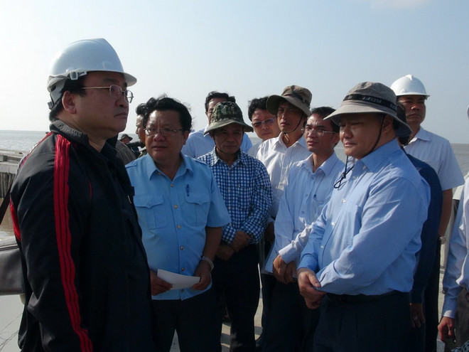 Phó Thủ tướng thị sát tình hình sạt lở bờ biển Đông tại Cà Mau ảnh 1