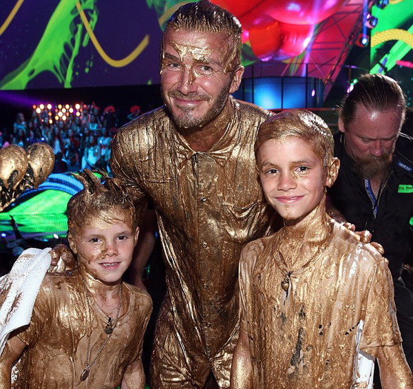 Cha con Beckham bị biến thành "tượng đồng" ngay trên sân khấu ảnh 7