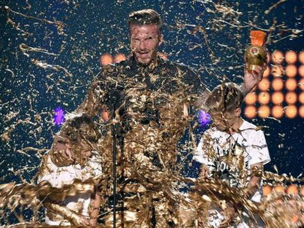 Cha con Beckham bị biến thành "tượng đồng" ngay trên sân khấu ảnh 2