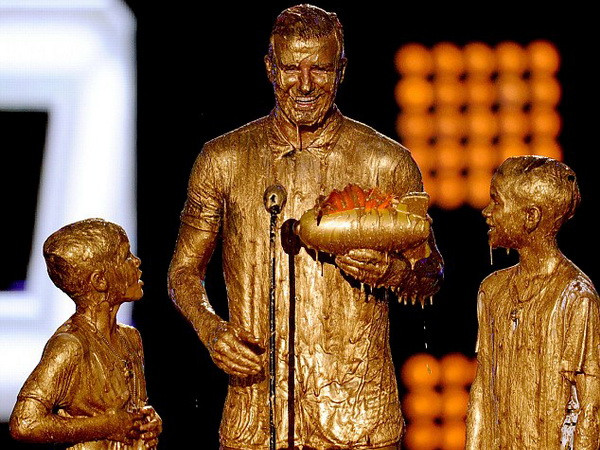 Cha con Beckham bị biến thành "tượng đồng" ngay trên sân khấu ảnh 1