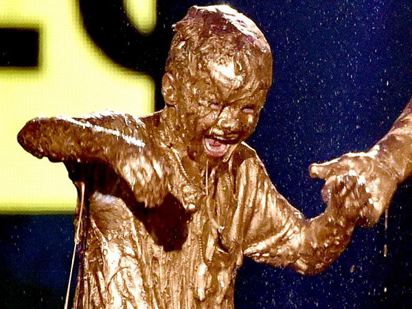 Cha con Beckham bị biến thành "tượng đồng" ngay trên sân khấu ảnh 3