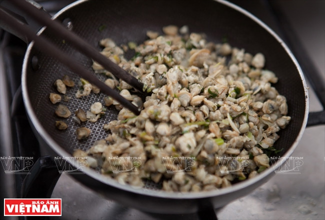 Hướng dẫn cách nấu món cơm hến xứ Huế giải nhiệt ngày Hè ảnh 1