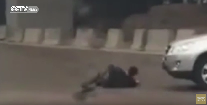 Suýt bị xe tải cán chết vì cố tình ăn vạ để đòi tiền bồi thường ảnh 1