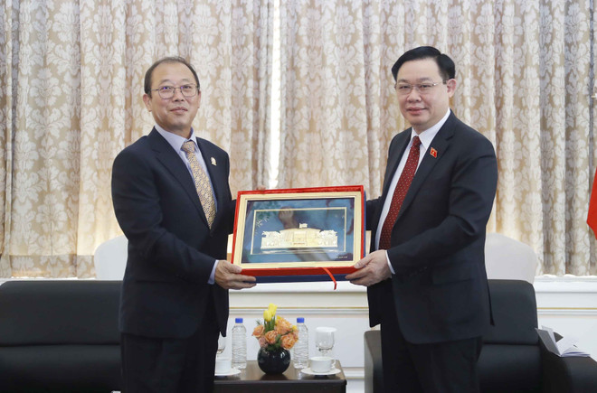 Chủ tịch Quốc hội Vương Đình Huệ tặng quà lưu niệm do dòng họ Lý gốc Việt. (Ảnh: Doãn Tấn/TTXVN) Chủ tịch Quốc hội Vương Đình Huệ tiếp đại diện dòng họ Lý gốc Việt ảnh 2