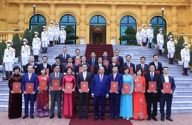 Chủ tịch nước Nguyễn Xuân Phúc trao quyết định phong hàm Đại sứ ảnh 3