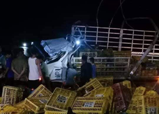 Đắk Lắk: Xe tải mất lái lật nghiêng làm ba người thương vong ảnh 1