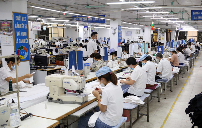 Công nhân làm việc trong xưởng may hàng xuất khẩu tại Garco 10 (Tổng Công ty May 10). (Ảnh: TTXVN) Dịch COVID-19: Thiếu lao động, doanh nghiệp nỗ lực vượt khó ảnh 2