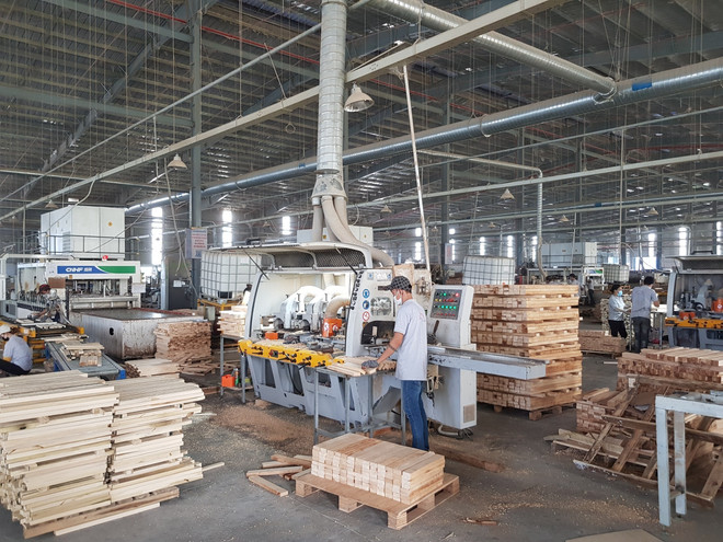 Sản xuất hàng xuất khẩu tại Công ty TNHH MTV Triệu Phú Lộc, Bình Dương. (Ảnh: TTXVN) Dịch COVID-19: Thiếu lao động, doanh nghiệp nỗ lực vượt khó ảnh 1