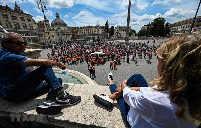 ECB tăng lãi suất làm gia tăng nguy cơ khủng hoảng nợ của Italy ảnh 1