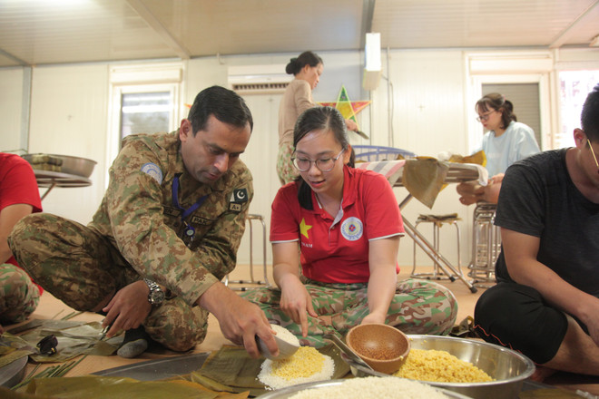 Những chiếc bánh chưng kỳ công của người lính mũ nồi xanh Việt Nam ảnh 2