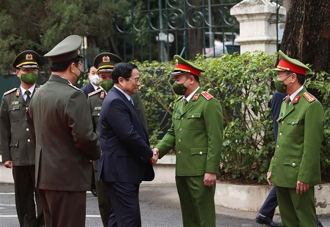 Thủ tướng kiểm tra công tác ứng trực Tết của công an, y tế Hà Nội ảnh 1