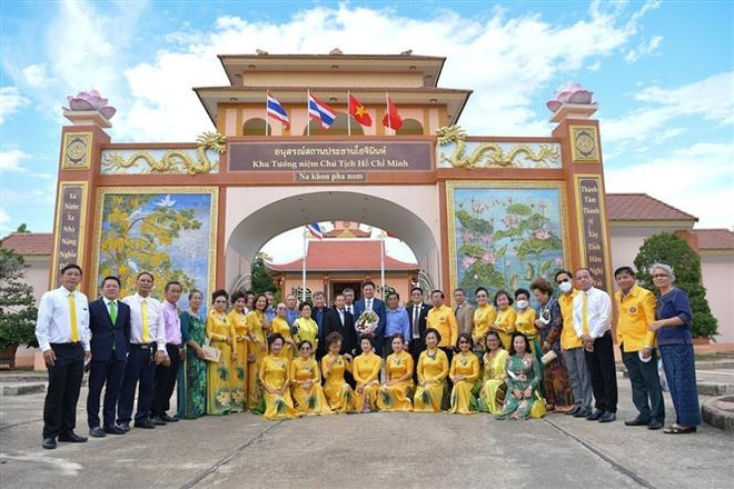 Tặng quà, bằng khen cho các kiều bào tại Thái Lan có công với đất nước ảnh 3