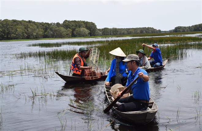 Trải nghiệm "một ngày làm ngư dân" tại vườn quốc gia Tràm Chim ở huyện Tam Nông, tỉnh Đồng Tháp. (Ảnh: Chương Đài/TTXVN) Tuần lễ Du lịch Đồng Tháp với chủ đề "Sen hồng tỏa sắc" ảnh 1