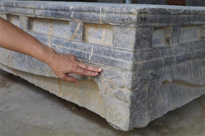 Phát hiện sập đá cổ nằm sâu dưới mặt ruộng tại Ninh Bình ảnh 1