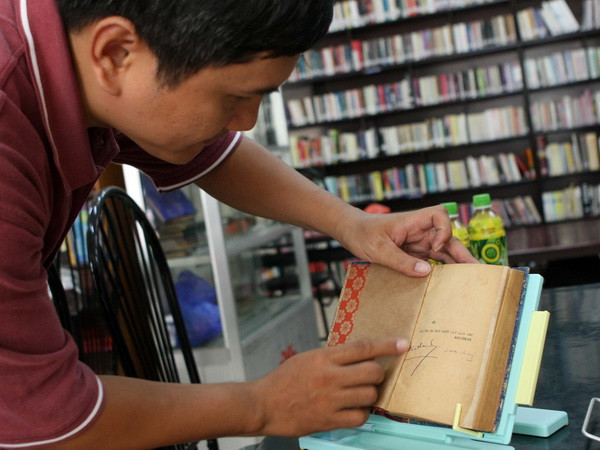 Nhiều tài liệu quý trưng bày tại Đại hội sách cũ Hà Nội lần thứ 4 ảnh 1