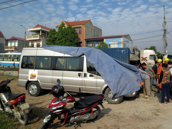 Xe chở 14 người đâm vào tàu hỏa, 6 người thương vong ảnh 1