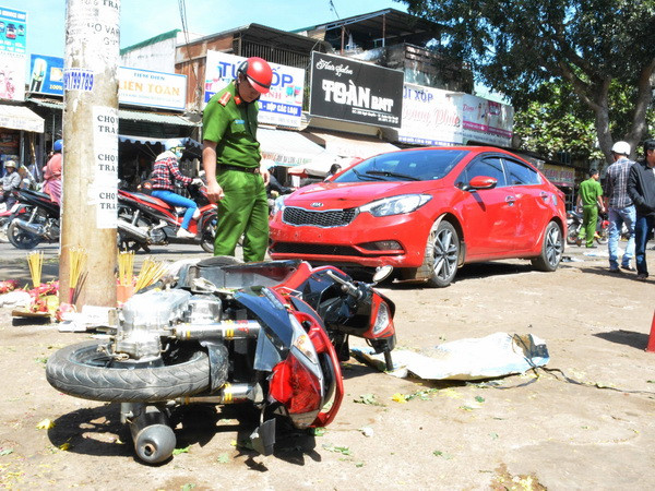 Tai nạn liên hoàn giữa ôtô và xe máy, 3 người thương vong ảnh 1