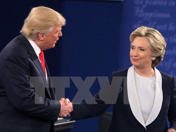 Bà Clinton vẫn duy trì khoảng cách an toàn với ông Trump ảnh 1