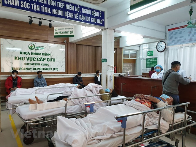 Các bệnh nhân cấp cứu tại Bệnh viện Hữu nghị Việt Đức trong sáng 30 Tết. (Ảnh: T.G/Vietnam+) 3 ngày nghỉ Tết đầu tiên, số bệnh nhân khám, cấp cứu giảm gần 50% ảnh 1