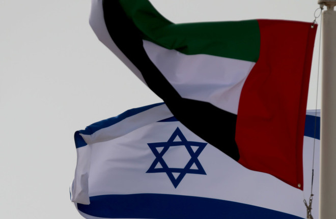 Quốc kỳ của Israel và UAE. (Nguồn: Reuters) Nội các Israel thông qua các thỏa thuận thúc đẩy hợp tác với UAE ảnh 1